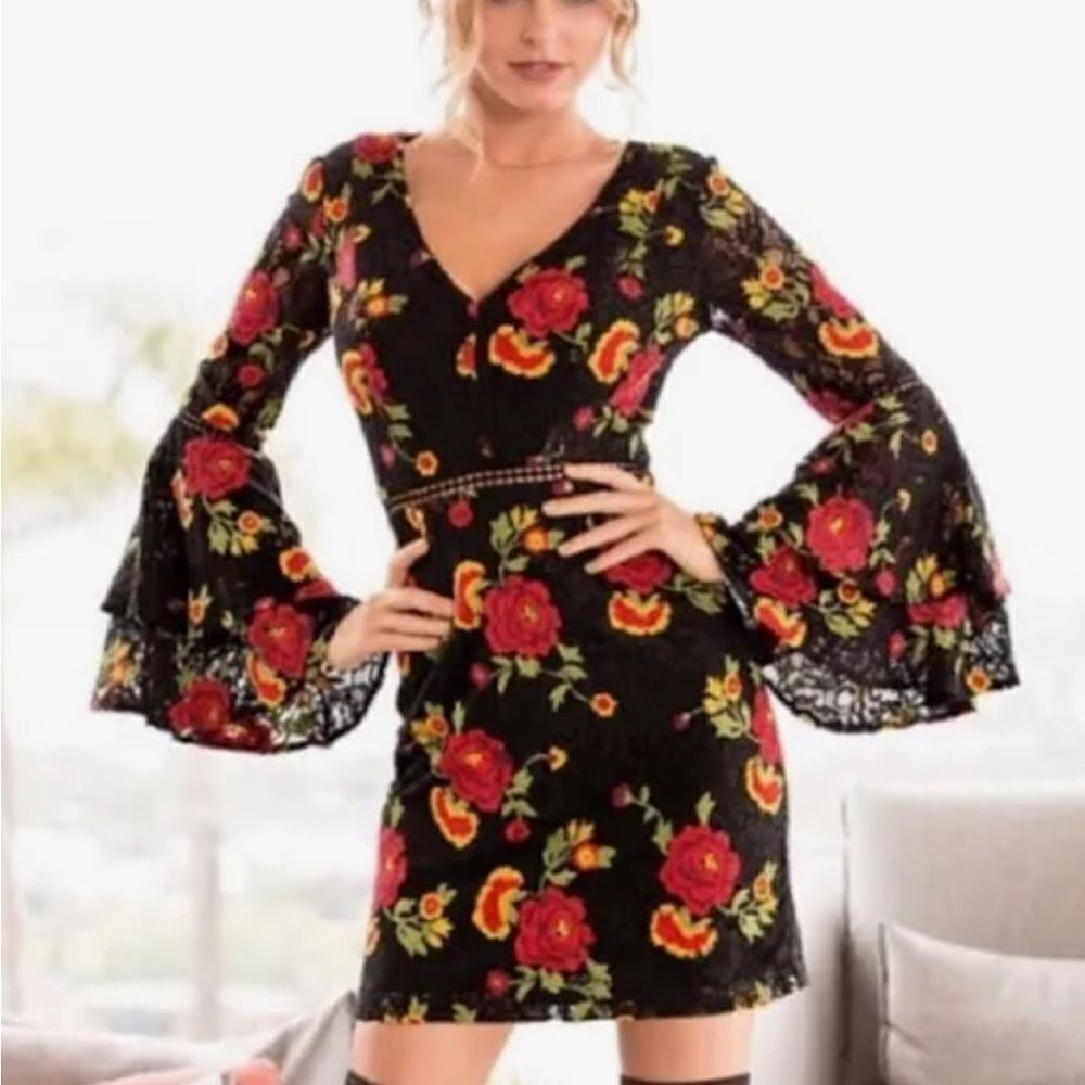 ALEXIA ADMOR EMBROIDERED DRESS WITH STUNNING BELL SLEEVES‎